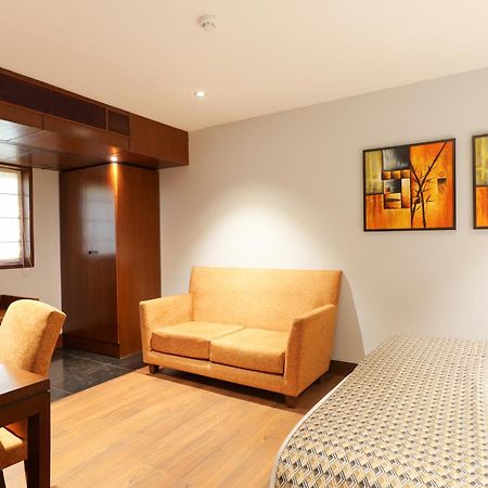 The Manor - New Delhi Hotell Exteriör bild