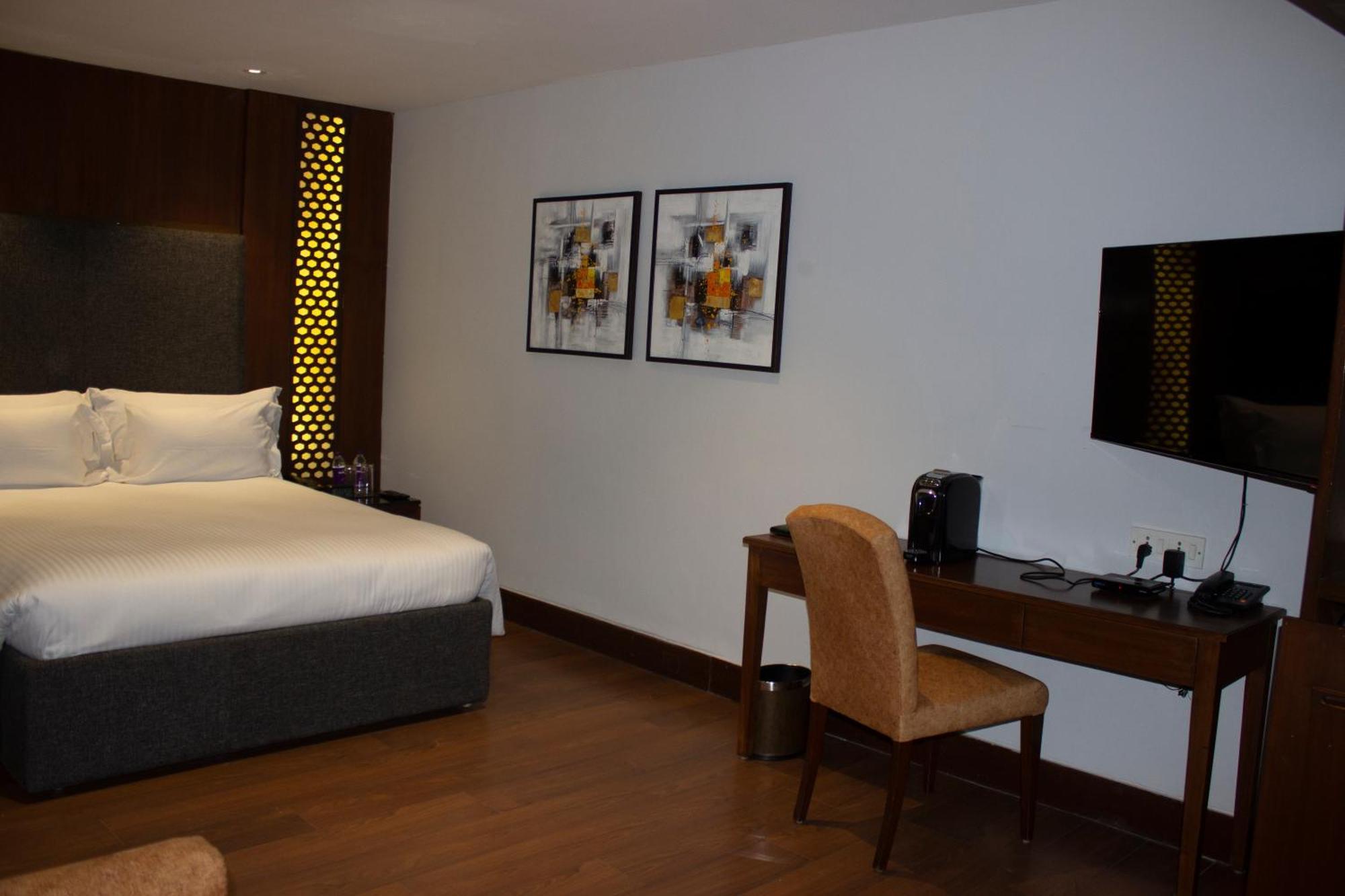 The Manor - New Delhi Hotell Exteriör bild