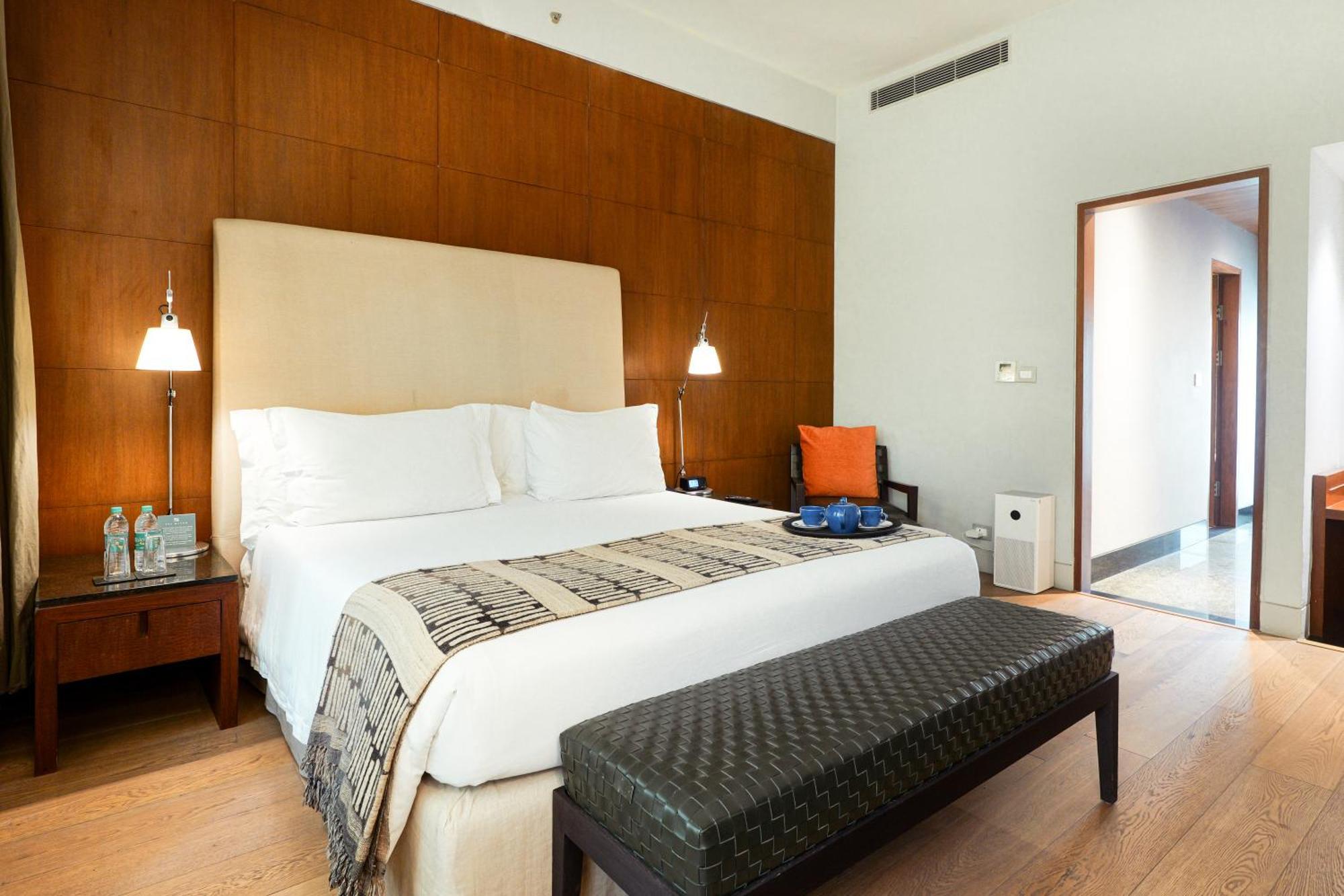 The Manor - New Delhi Hotell Exteriör bild
