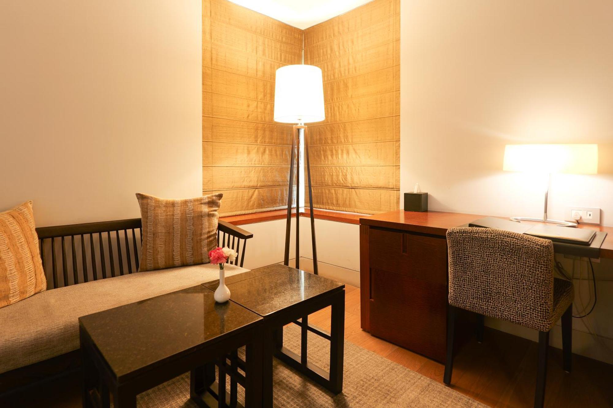 The Manor - New Delhi Hotell Exteriör bild