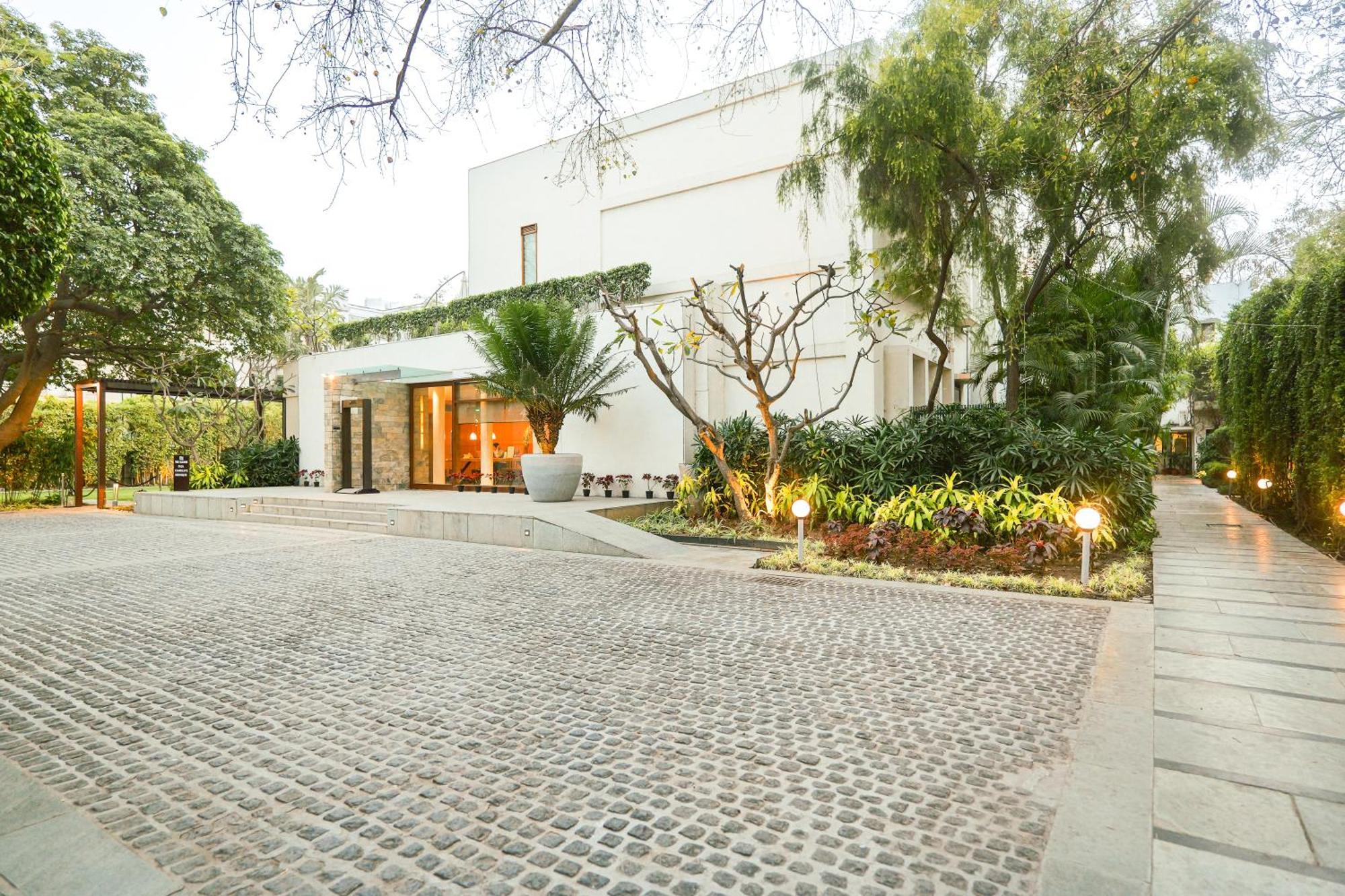 The Manor - New Delhi Hotell Exteriör bild