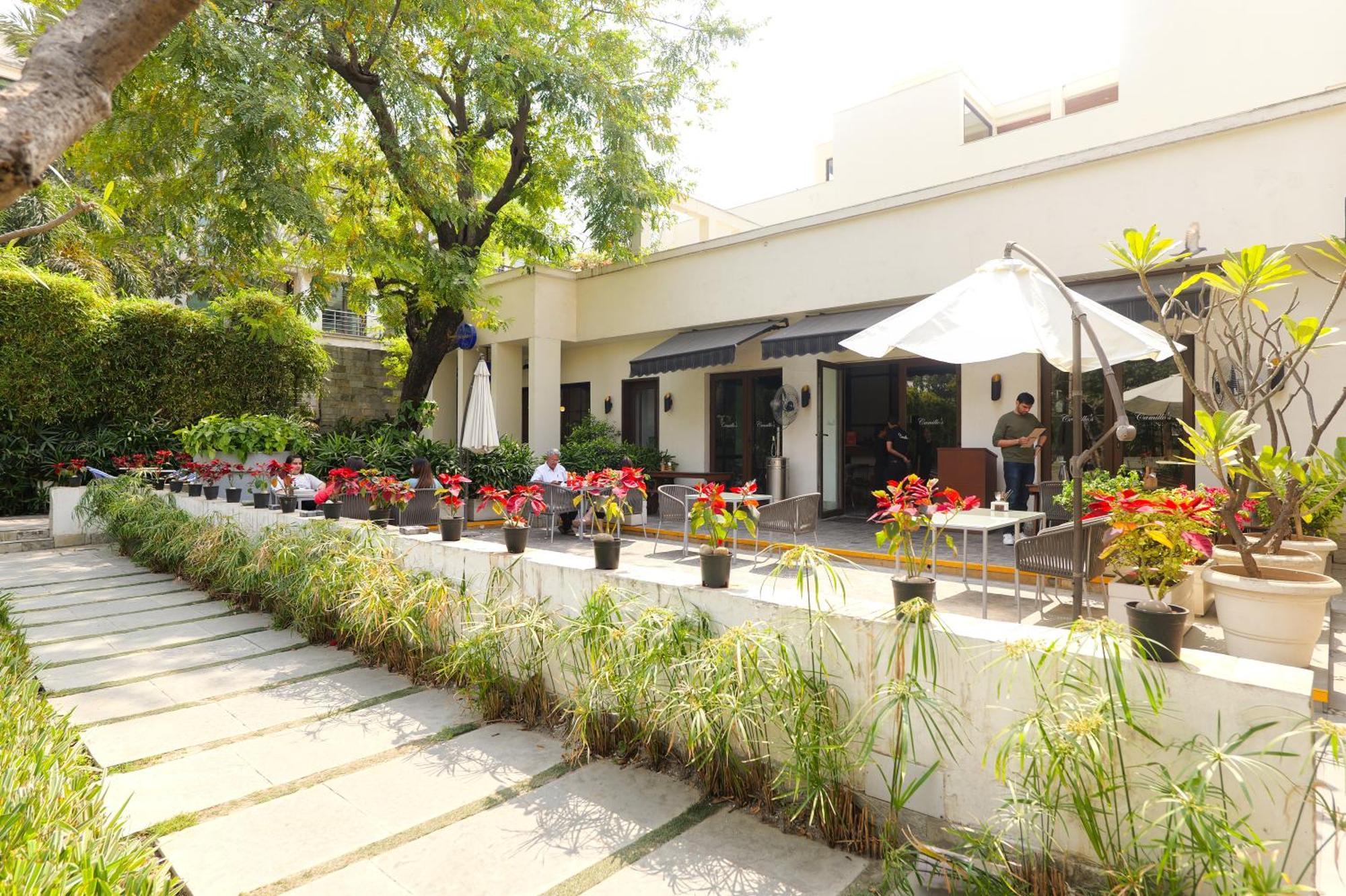 The Manor - New Delhi Hotell Exteriör bild