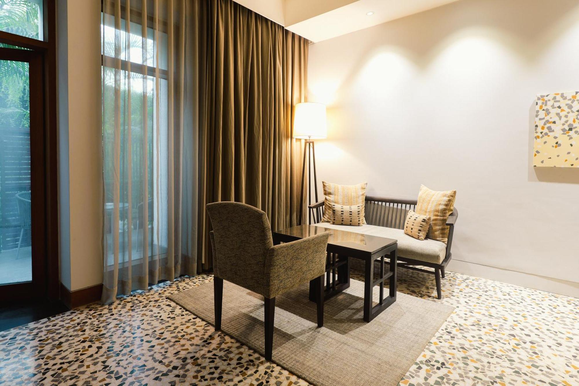 The Manor - New Delhi Hotell Exteriör bild