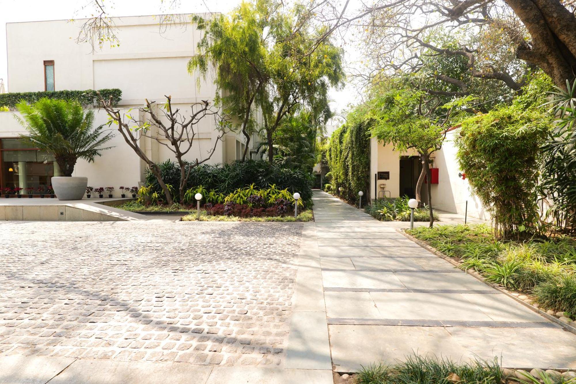 The Manor - New Delhi Hotell Exteriör bild
