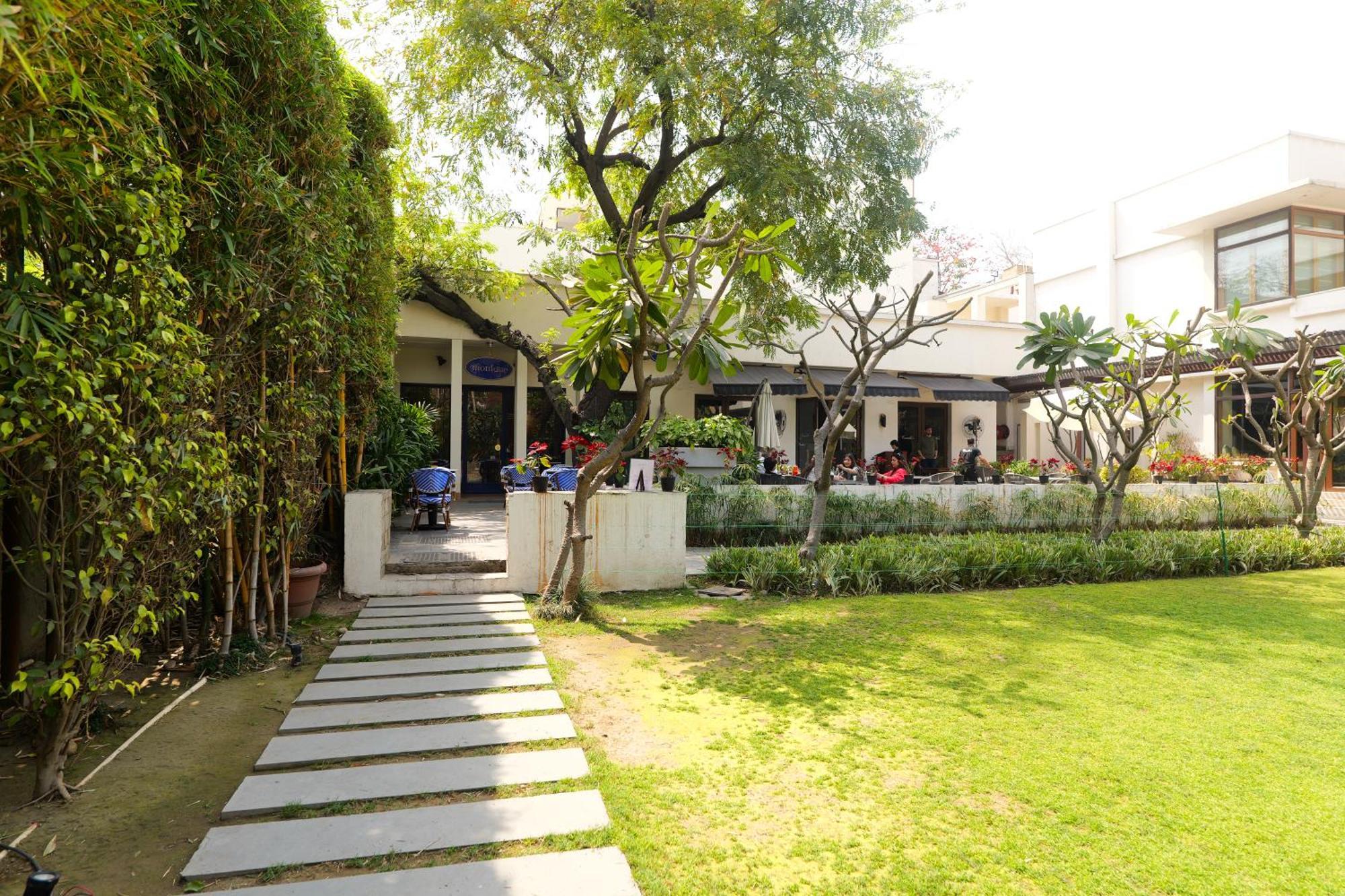 The Manor - New Delhi Hotell Exteriör bild