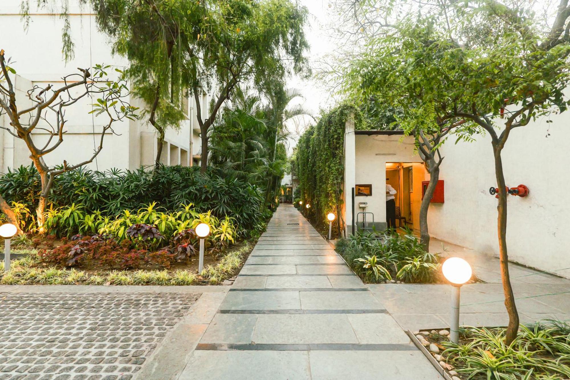 The Manor - New Delhi Hotell Exteriör bild